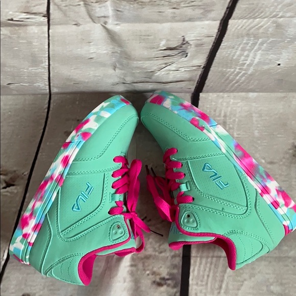 FILA girls high top sneakers in size 2.5 NWOT - Picture 7 of 16